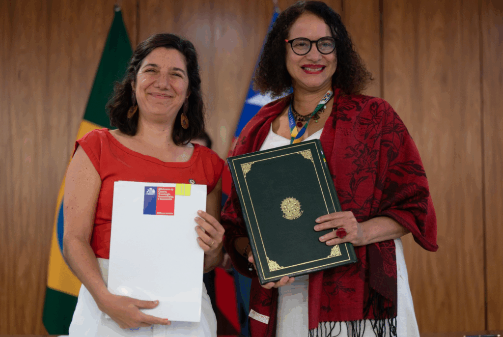 Ministra Aisén Etcheverry (Chile) y Luciana Santos (Brasil) durante la firma del acuerdo binacional para Latam-GPT en el Palacio de Planalto, Brasilia.